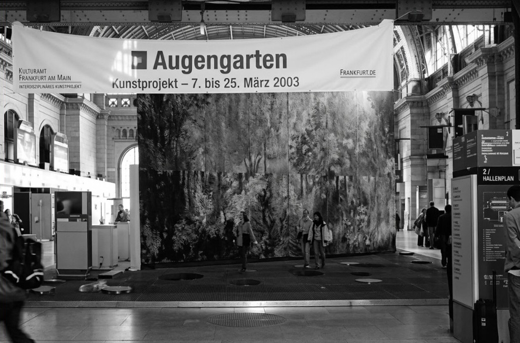 Dokumentarische Schwarzweißaufnahme des 7 × 32 Meter großen Augengartens in der Halle des Frankfurter Hauptbahnhofs 2003.