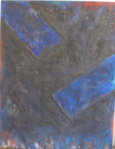 Dunkle abstrakte Arbeit mit tiefblauen geometrischen Flächen.