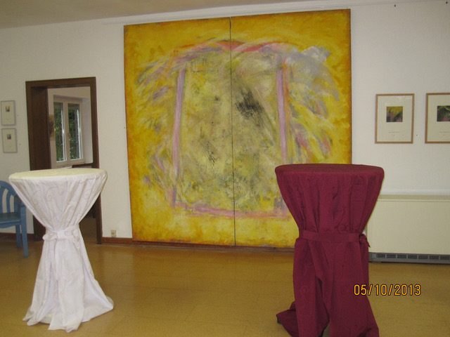 Großer gelber Zweiteiler in einer Ausstellungsansicht.