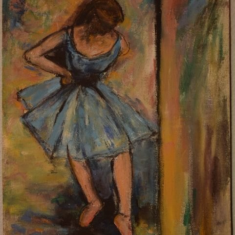 Ballerina im blaugrauen Tutu vor erdigem braun-grünem Grund.