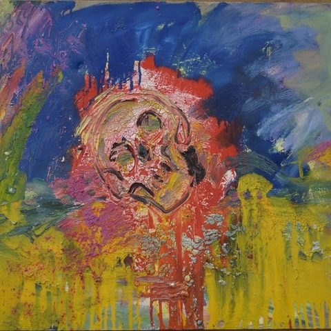 Expressiver Totenkopf vor blauem, gelbem und rotem Grund.