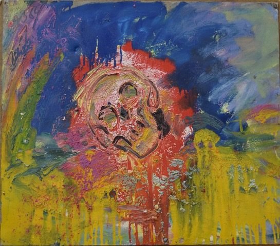 Expressiver Totenkopf vor blauem und gelbem Grund.