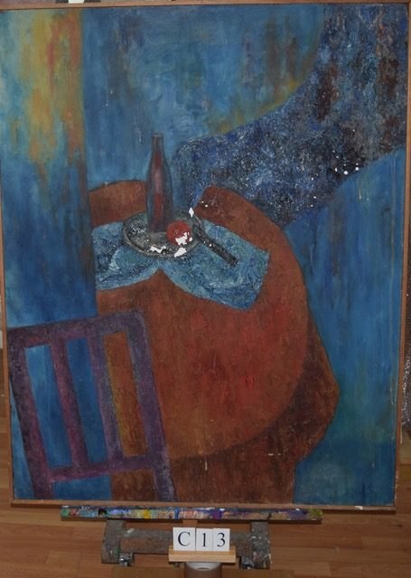 Stillleben mit Gefäß und Gegenständen in Blau, Rot und Braun.