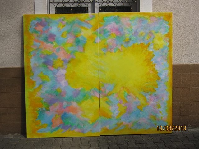 Helles gelbes Zentrum in einem pastellfarbenen, gerahmten Bildfeld.