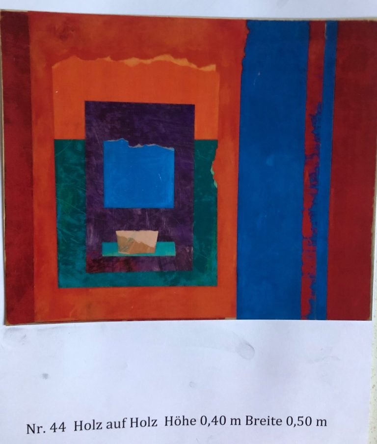 Geometrische Holzarbeit mit roten, orangefarbenen, blauen, violetten und grünen Rechteckfeldern.