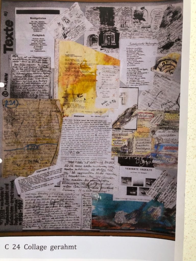 Gerahmte Collage aus Zeitungsausschnitten, Handschrift und farbigen Übermalungen.
