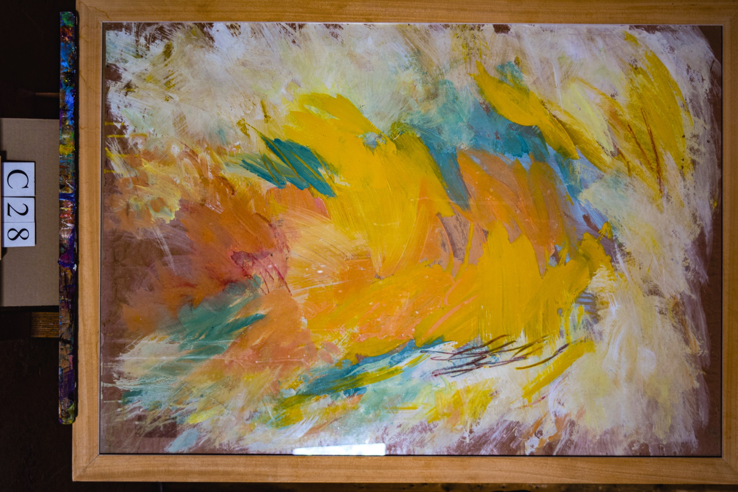 Expressive abstrakte Komposition aus Gelb, Orange, Türkis, Blau und Violett in breiten Pinselzügen.